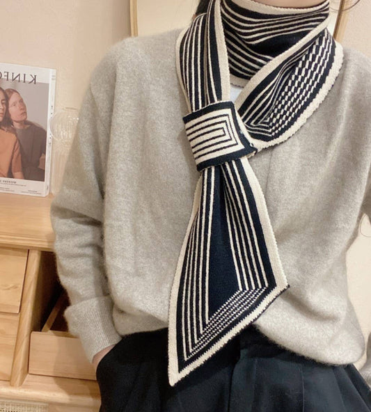 Creamy-Black Cross-Front Geometric Stripes Scarf