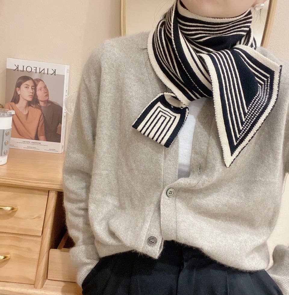 Creamy-Black Cross-Front Geometric Stripes Scarf